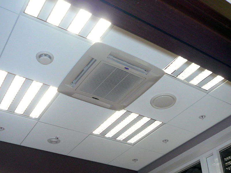 Монтаж систем вентиляции в офисном помещении