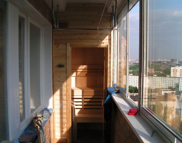 Интересный вариант с сауной на балконе квартиры